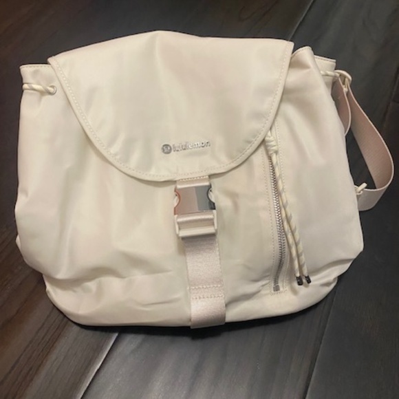 Lululemon NWT Drawstring Bucket Backpack 10L - Picture 3 of 4